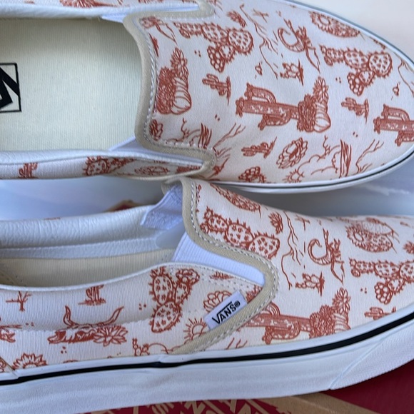Vans Men’s Classic Slip-On 
Desert Vibes Turtledove/Tr Wht
VN0A5JLX8NL
Sneakers - Picture 15 of 16